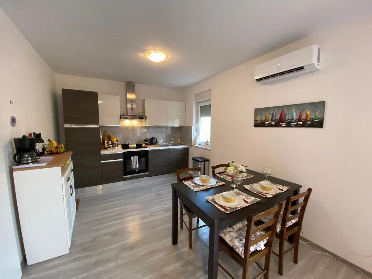 Spacious Apartment Close To The Sea In Split Area Kastela