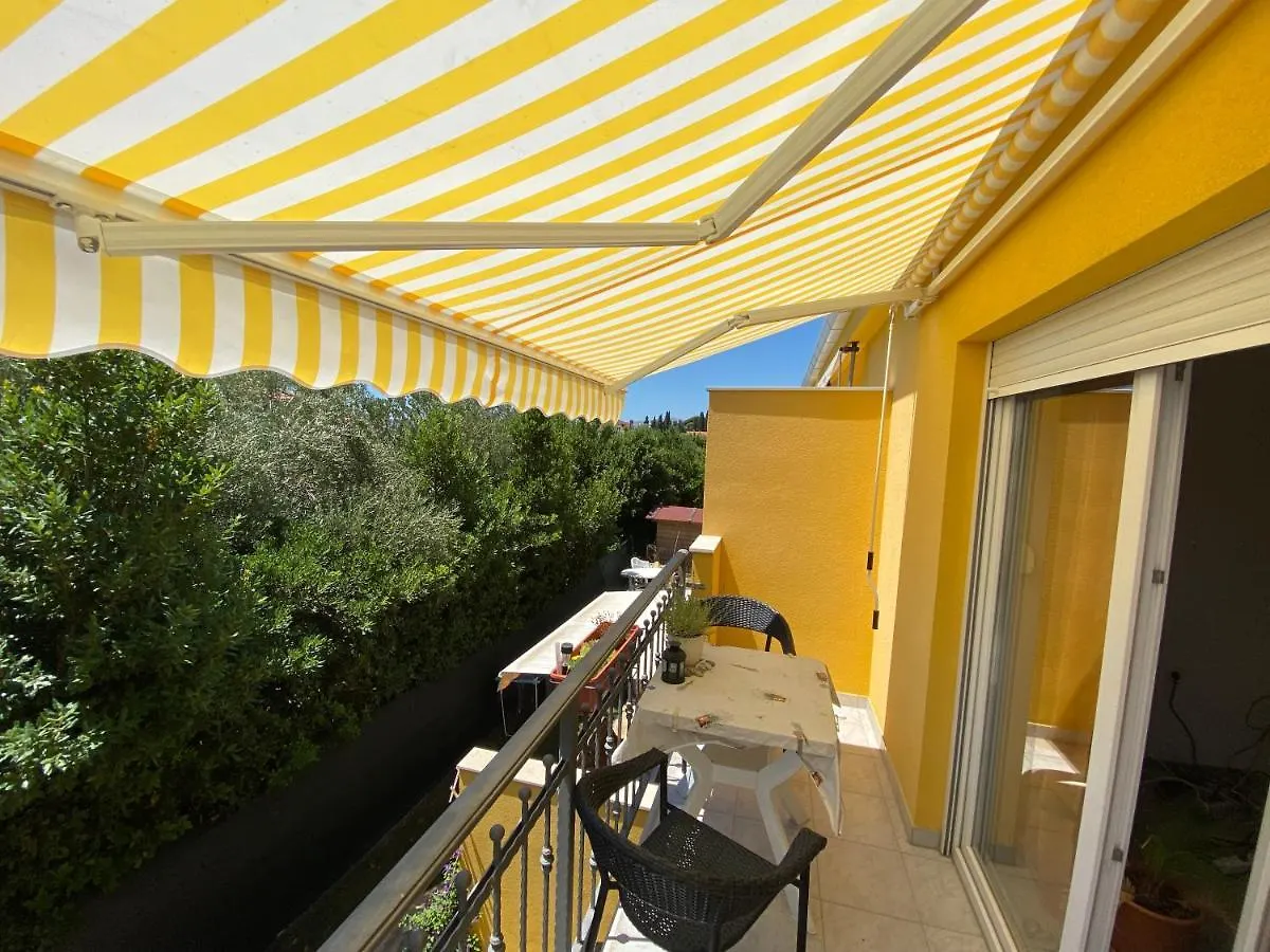 Spacious Apartment Close To The Sea In Split Area Kastela