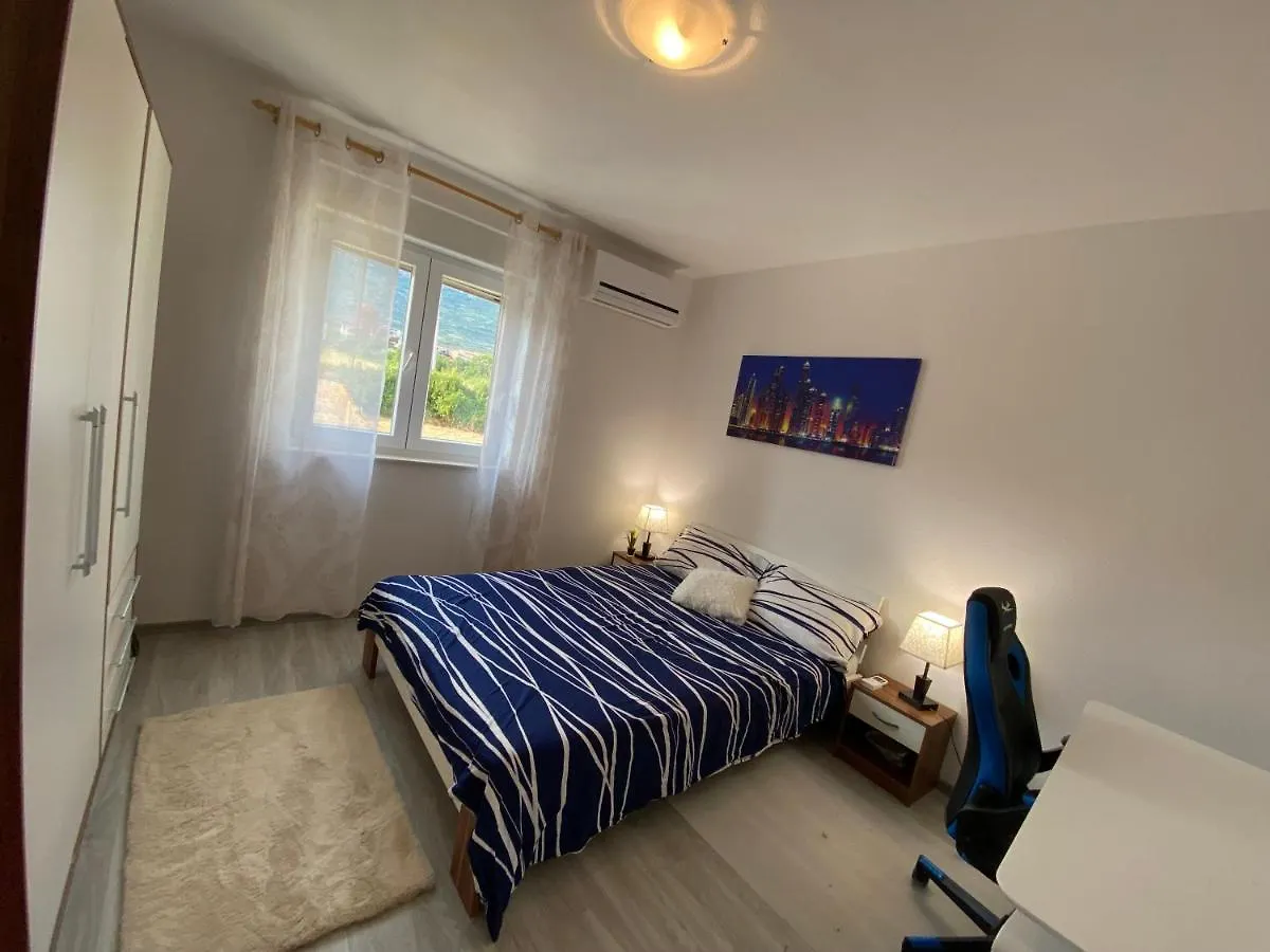 Spacious Apartment Close To The Sea In Split Area Kastela