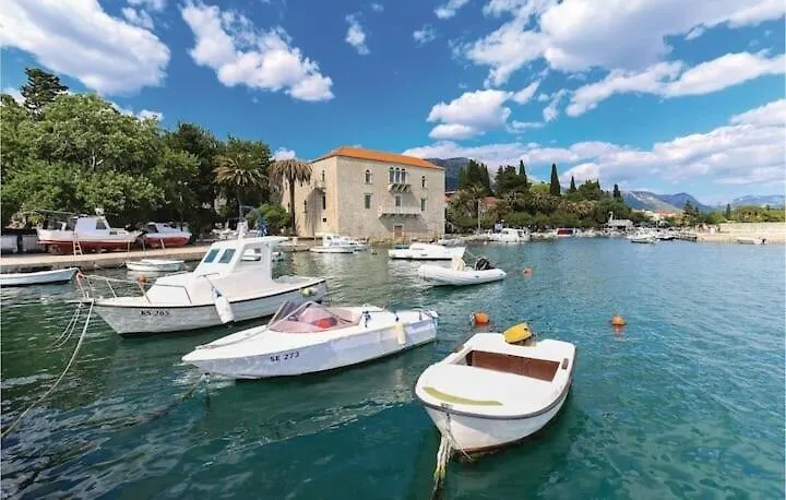 Spacious Apartment Close To The Sea In Split Area Kastela
