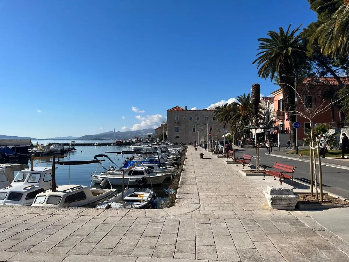 Spacious Apartment Close To The Sea In Split Area Kastela