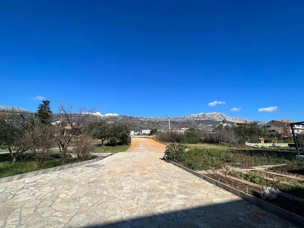 Spacious Apartment Close To The Sea In Split Area Kastela Croatia